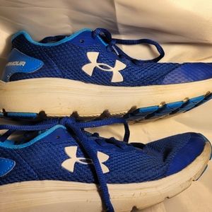 3/$15  Under Armour Surge 2 boy's 3.5